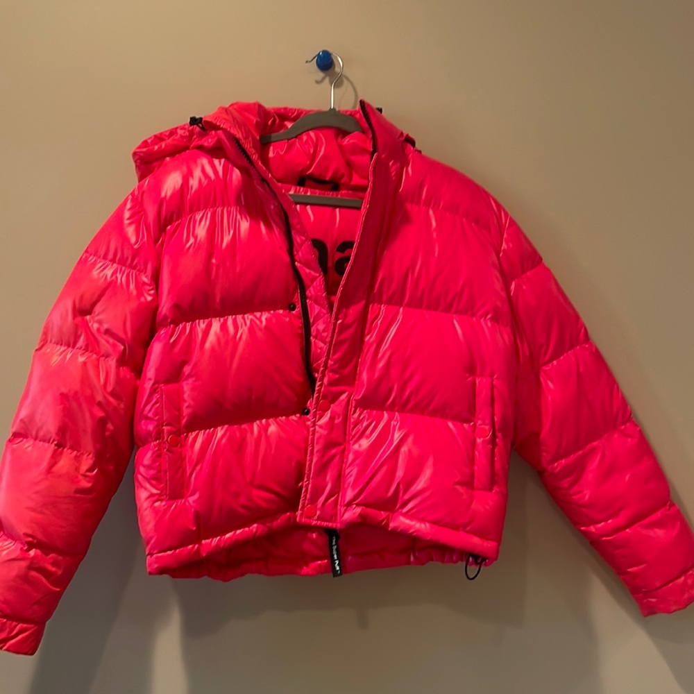 TNA Shorty Super Puff - Matte Hot Pink